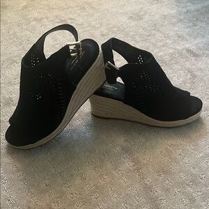 Liz Claiborne Black and Tan Wedge Sandals with Slingback Design